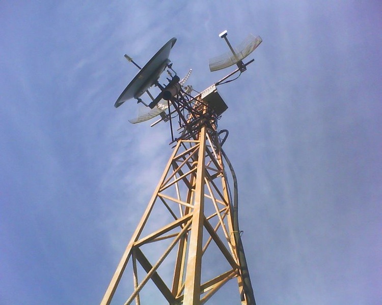 Essa torre é numa zona rural bem no início do provedor....hoje tirei as grades e coloquei paineis....
