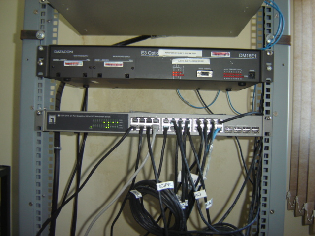 -datacom- Embratel 32MB + swith gerenciavel e uma bagaceira de cabos.