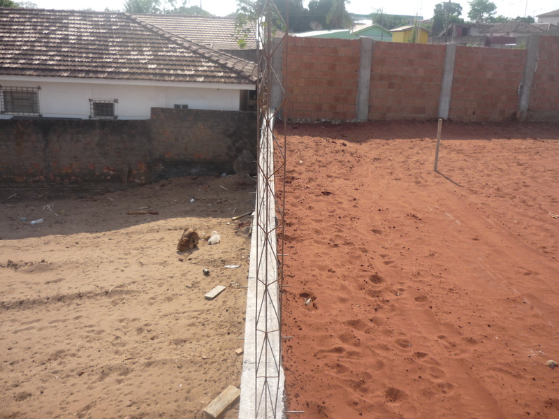 Muro que foi feito para aterrar o terreno. a maquina passou muito perto deu uma trincada mais vai fazer mais 8 coluna em baixo pra não cair rs rs