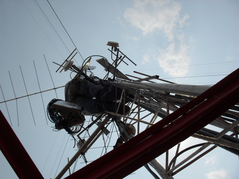 Marcão ai instalando as cx. da RBs... quase na ponta da torre de 78m.