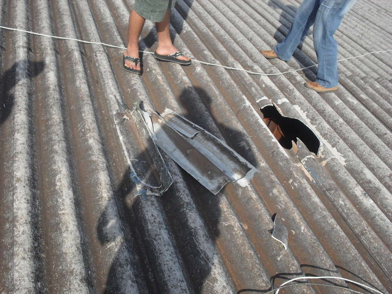 Um burakin no teto. rss nosso tecnico esperiente em telhados.. rss.