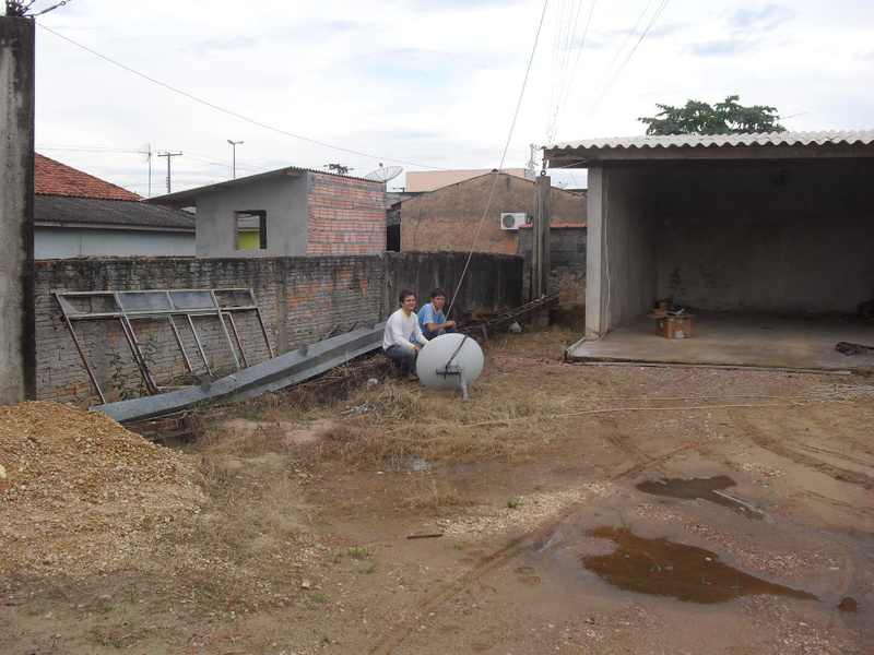 A turma ajudando a subi os trem... Fernando e Roberto. na verdade tao é cossando.