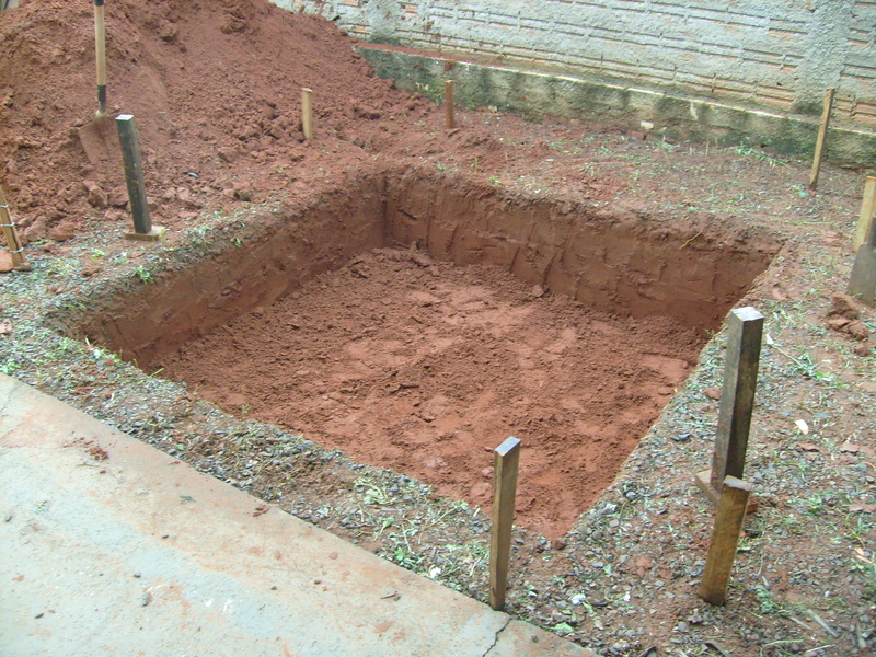 Base quadrada largura 190cm, profundidade 50cm. Sendo 40cm sob o solo e 10cm acima do nível do solo.