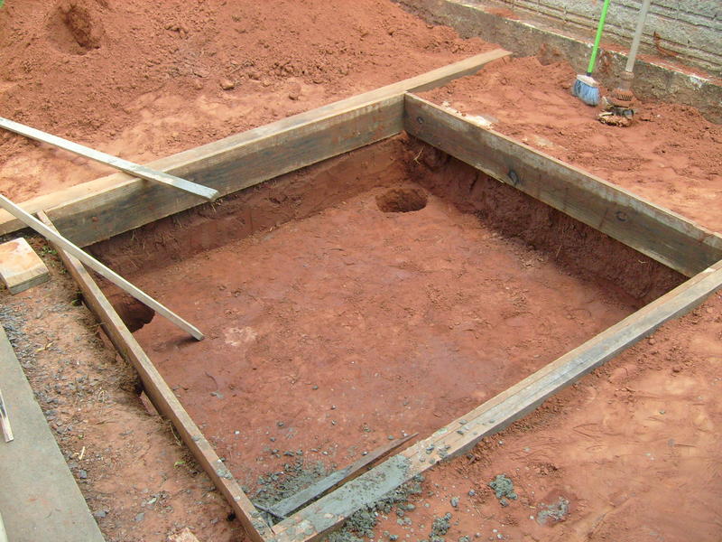 Visão da base aguardando ferragem e concreto. Quantidade aproximada de 2,75 metros cúbicos.