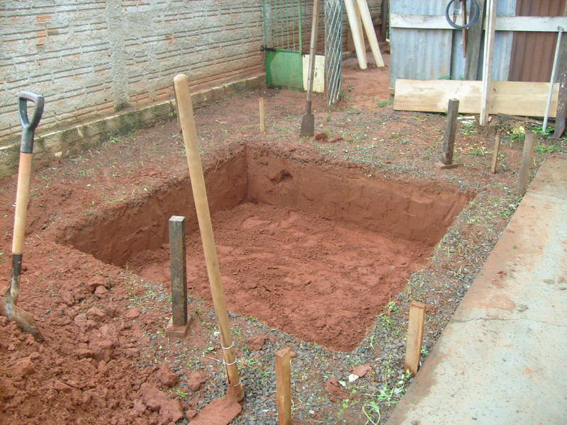 Base com 1,90x,190 metros e 50cm de profundidade. Dez centímetros acima do nível do solo.
