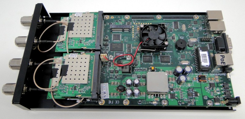 RB800 sendo montada no case com 4 cartões.