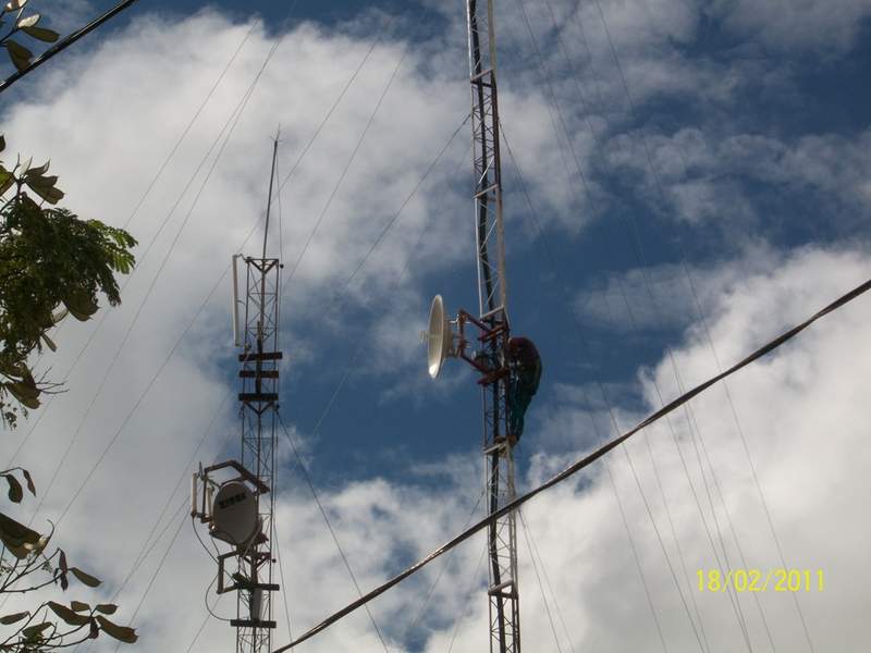 Meu técnico terminando a instalação da antena.