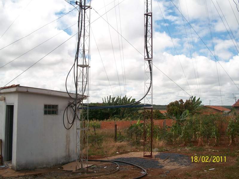 Casa de abrigo de equipamentos torre velha ao lado da nova, essa torre toda bagunçada vai ser desmontada em breve.