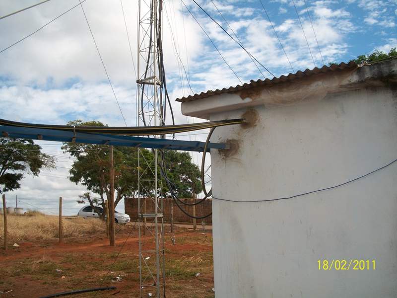 Detalhe da casa de abrigo de equipamentos. Instalação nova ao lado da velha que será removida em breve.