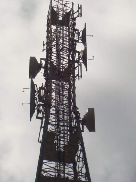 Essa  torre recebe Link de porto alegre e retransmite pra região.instalação perfeita. respeitando altura minima entre as parabolas.