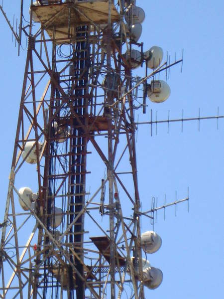 many frequencias aqui é f... de subir. embaixo da torre tem um zunido fortissimo.
Muito RF rola ae.
