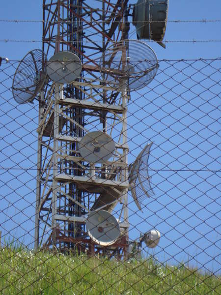 Isso se chama: torre congestionada.
QG D CEEE , links para o interior do estado que controlam as estações de energia principais. em cada estação uma antena de 34dbi  ou 42dbi transmite pra capital os dados.
Muito 900mhz  até 7ghz.
