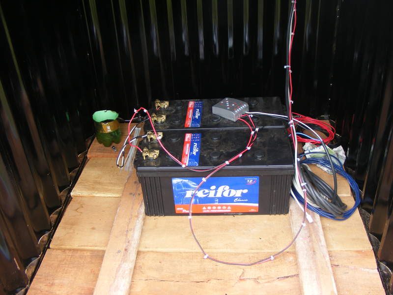 2 BATERIAS DE 150A TRABALHANDO EM SERIE PARA 24V RESULTANDO EM 12 DIAS SEM SOL ALGUM, OU MELHOR, FOI FEITO O TESTE SEM PAINEL SOLAR E DUROU 12 DAS