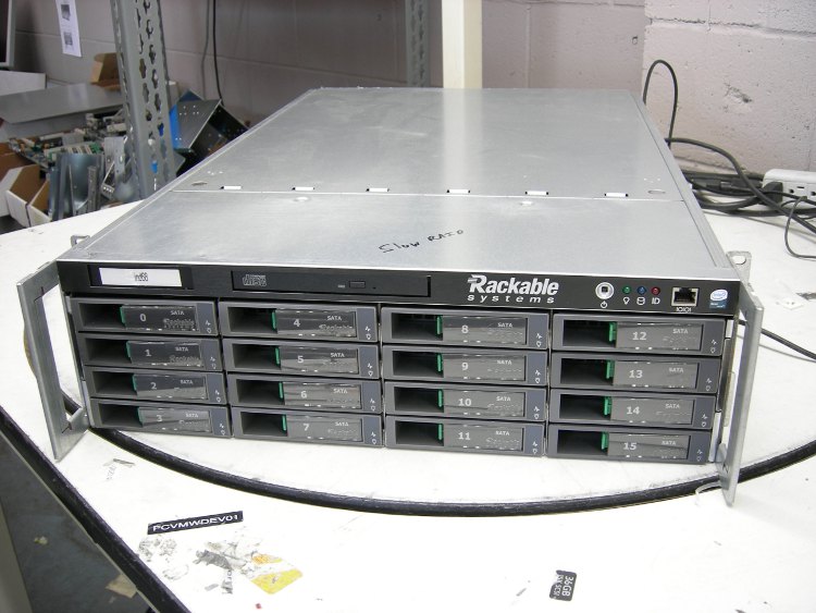 Servidor com 2 processadores xeon dual core
8gb de memoria
18 gavetas para hd
controladora RAID 0,1,5,6,10,50,Single Disk,JBOD