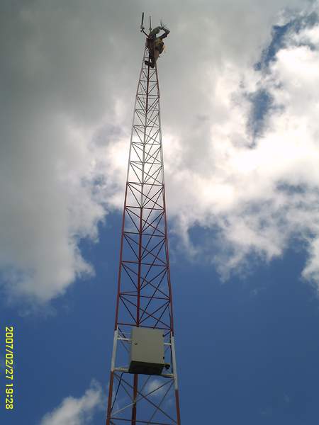 Montagem de nova repetidora que atende 4 bairros... Torre auto portante de 15 mts..