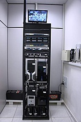 Rack com equipamentos antigos.