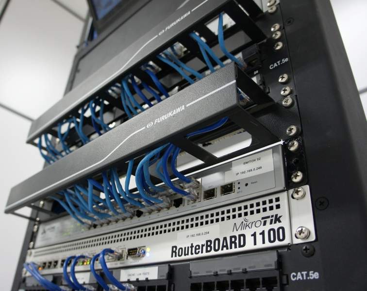 Rack com equipamentos antigos.