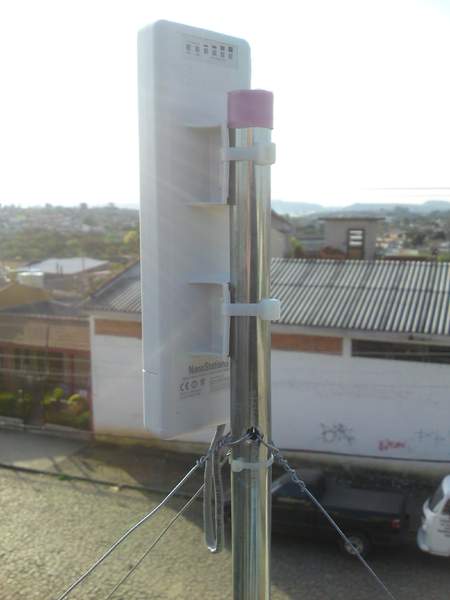 Detalhes da fixação dos estaios no cano galvanizado