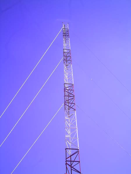 Torre pronta esperando aparelhagem