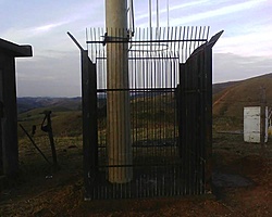 Utilizando um poste de 12 metros, montamos uma estrutura metalica de escada e guarda corpo, cercado por uma grade feita de barra chata, estamos finalizando projeto, quando equipar envio as fotos.