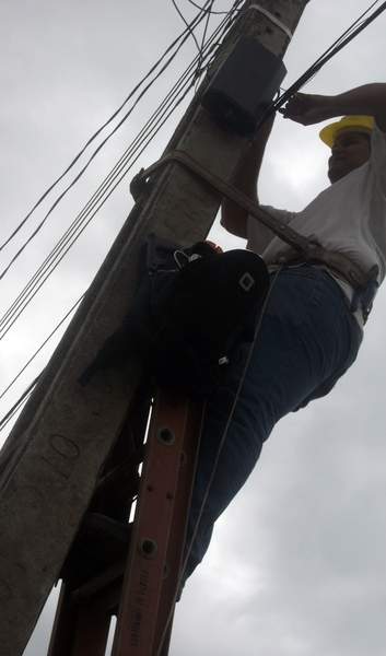 RSRSRS o pessoal da OI faz um ninho com os cabos da poxa fica até complicado para colocare os esticarores nosso