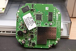 Fotos de uma adaptação que achei na net. O cara pegou um SXT e adaptou um conector MMCX e colocou um Pigtail com Nfemea e pode usar uma antena externa. Achei interessante e resolvi colocar aqui para os colegas.