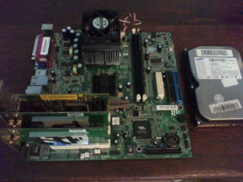 servidor simples mais nunca me deixou na mão meu primeiro pc ap hd sansung de 20 gb 1 gb de memria placa de rede onbord e ofbord da 3con e 2 pci senão de 600 mw.