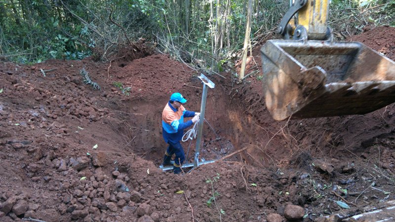 Fundação da ancora do estaios de uma torre de 45 mts