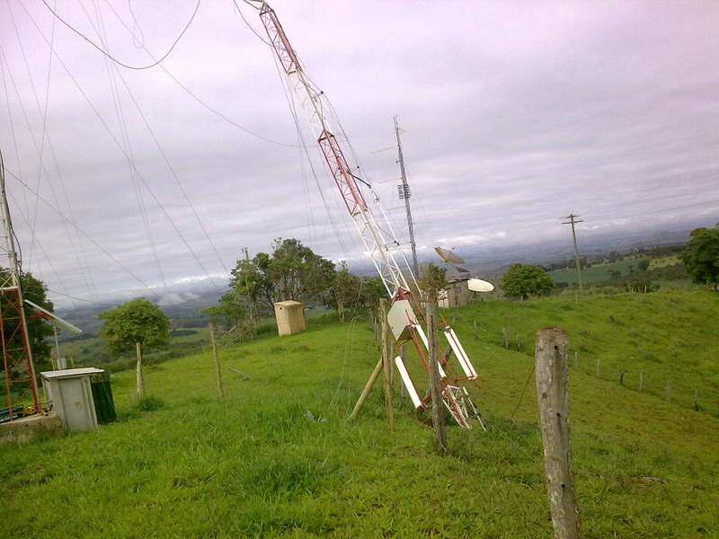O vendaval foi tão forte que derrubou esta torre, outra menor, destruil todo o alambrado de um campo de futebol e arrancou o telhado com estrutura metalica completa de um barracão de uma reciclagem da cidade, sem contar as plantações que deitaram com o vendo, um prejuizo de mais de 400.000 reais em toda a região.