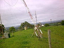 DEPOIS DE UM TEMPORAL NOSSA TORRE CAIU, E NEM FOI FALTA DE SEGURANÇA, O VENTO FOI TAO FORTE QUE ARRANCOU O TELHADO DE UM BARRACÃO COM ESTRUTURA E TUDO. NOSSA SORTE É QUE NENHUMA ANTENA OU EQUIPAMENTO SE DANIFICOU, TORNANDO O PREJUIZO BEM MENOR.