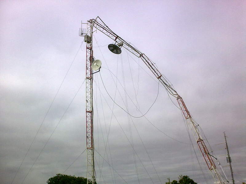 O vendaval foi tão forte que derrubou esta torre, outra menor, destruil todo o alambrado de um campo de futebol e arrancou o telhado com estrutura metalica completa de um barracão de uma reciclagem da cidade, sem contar as plantações que deitaram com o vendo, um prejuizo de mais de 400.000 reais em toda a região.