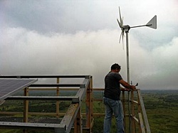 instalando turbina em torre...