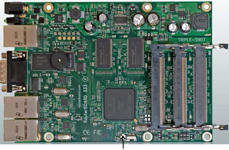 routerboard 333 pra quem não sabe tem duas maneiras de reseta ela uma e pelo terminal e a outra e precionando uma chave nesse burraquino que marquei ligado e desligando ela da luz isso tambem serve para 433 e a 433ah.