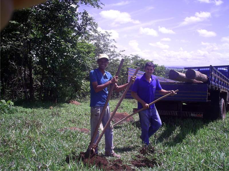 colocando os postes para energia eletrica