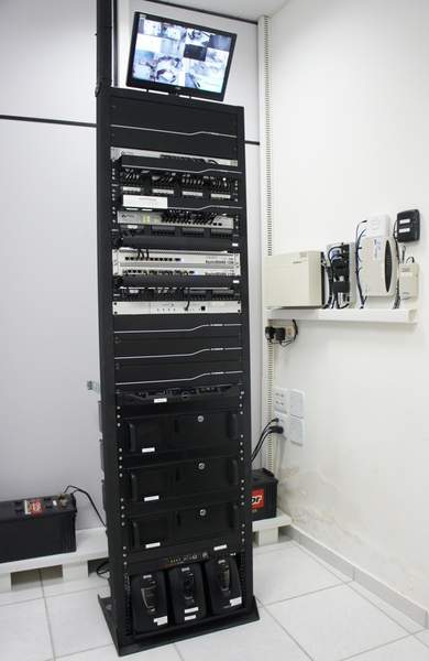 Rack da Rede Interna - Rápido Infoshop
Rack todo montado com servidores de banco de dados, proxy, monitoramento e telefonia funcionando 100%.
