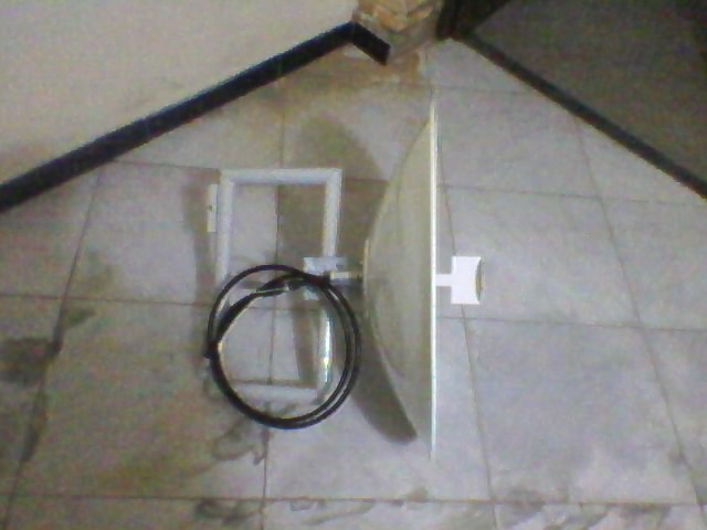 SUPORTE PARA ANTENAS DE ATÉ 32 DBI COM SUPORTE PARA FIXAR UM REGULADOR  PARA UM AJUSTE FINO É MUITO BOM SÓ QUE ESSA ANTENA É LEVE E PEQUENA NÃO TEM PRECISÃO DE USAR