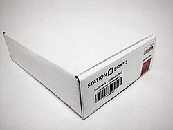 StationBox S é uma Case Outdoor que utiliza a tecnologia da Mirkotik RB711 e RB411, pronto para uso MiMo 2×2 e ambos trabalham na frequência de 2,4GHz e 5Ghz, contém um design arrojado e muito funcional, LEDs visíveis de seu funcionamento na parte frontal, impermeável, proteção UV, proteção UV nada mais é que uma proteção especial contra os raios do Sol, o equipamento não racha, desbota ou envelhece rapidamente a exposição dos raios UV e o produto é elaborado com plástico ABS.

O StationBox S foi desenvolvido para ser utilizado sem antena externa e com antena externa MiMo da RF Elements ou até mesmo uma Base Station da Ubiquiti.

Quais as vantagens?
• Compatível com o EasyBracket™ S
• Feito com plástico ABS e proteção UV
• Resistente a infiltrações
• Compatível com SMA-RP ou N-Fêmea
• Compatível com MMCX ou UFL
• LEDs indicativos
• Tecnologia MIMO
• Produto não oxida
• Fácil e rápido de instalar

Produtos compatíveis:
• Antena Setorial MiMo (Todas)
• Adaptador PoE, 24V1A – ID:POE24V1AEU
• Adaptador PoE, 24V1A – ID:POE24V1AUS
• Antena Omni 5GHz / 5dBi
• Antena Omni 2.4GHz / 4dBi
• Antea Omni 800MHz / 1dBi
• EasyBracket S

Sugestão de Uso:
• StationBox S + RouterBoard NV3 – Utilizar em clientes e ponto a ponto.
• StationBox S + RouterBoard NV4 – Utilizar em Bases modo AP Bridge.