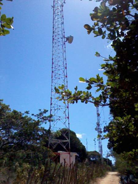 Desculpas pela qualidade da foto, não olhei a configuração da câmera do celular, estava na configuração mínima..., mas da para perceber que a torre está torta para o lado esquerdo :/