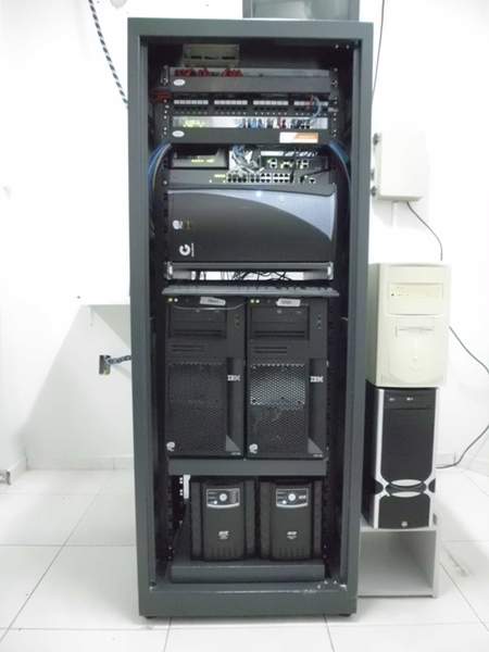 Rack com os Servidores e Swtichs e Fibra