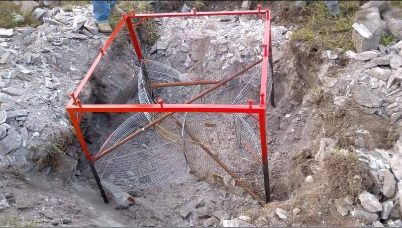 a base tinha qeu ficar toda no chão, mas era tanta pedra que nem de retro escavadeira furou o que prescizava