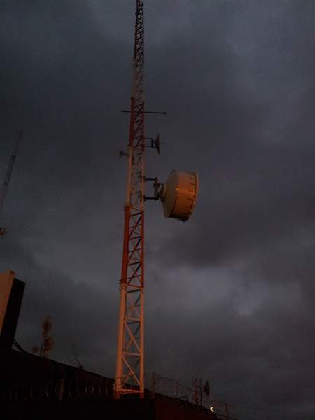 Fora o suporte a antena pesa 140Kg, não foi facil colocar ela ai..