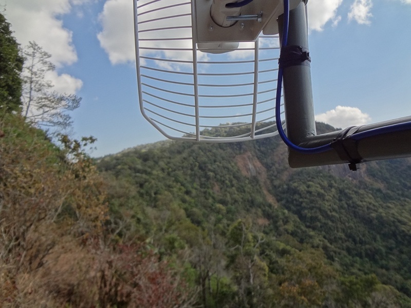 Antena apontada para a administração.