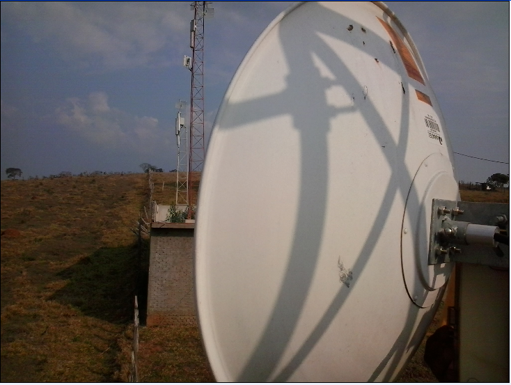 Vista de lado da antena sem radome