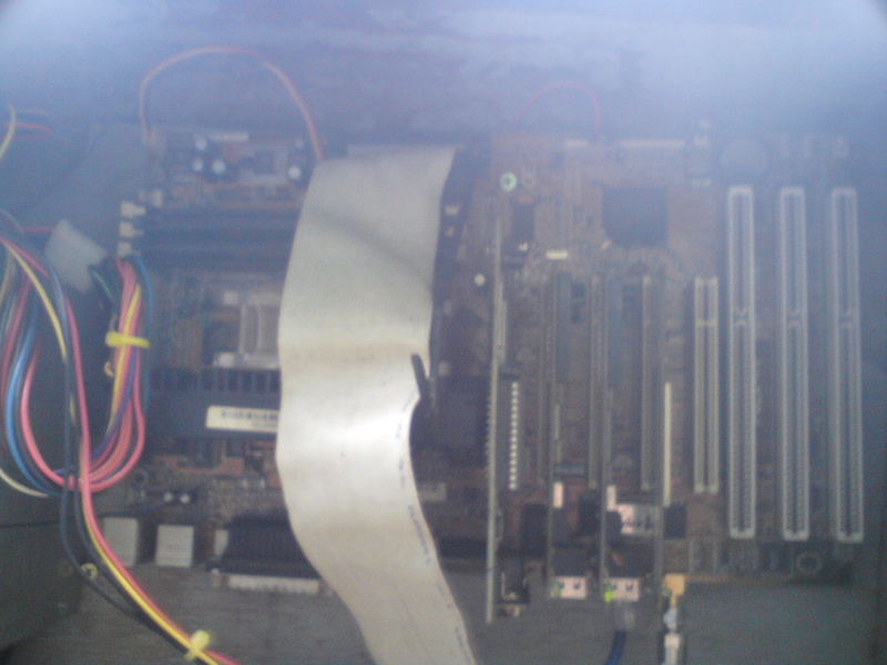 Meu PC Ap 1ª que montei e funciona te hoje em uma p3 500 com 256 memoria