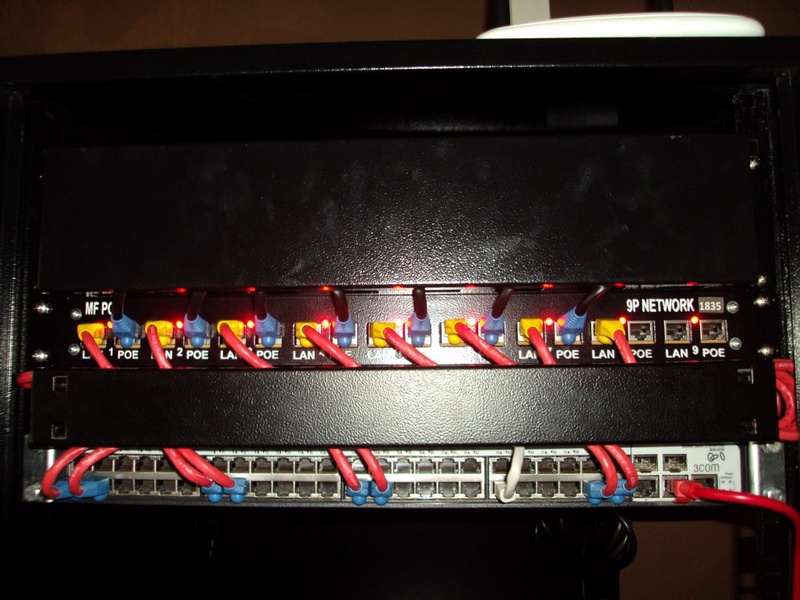 CASE RACK 19 Com 3 fontes  de 18v 3.5A
Cada fonte alimenta 3 portas Poe, ambas com proteção
Fácil substituição
Todas as portas com Poe aterrado
 
Descrição da fonte :
 

Fonte chaveada 18V 3,5A

Full Range

Entrada 100~240VAC

Saída 18V 3,5A

Proteção contra curto-circuito na saída e sobrecarga

Frequência de operação 50 a 60Hz
Saída com tensão totalmente estabilizada
Filtros contra interferência + Switch 3Com