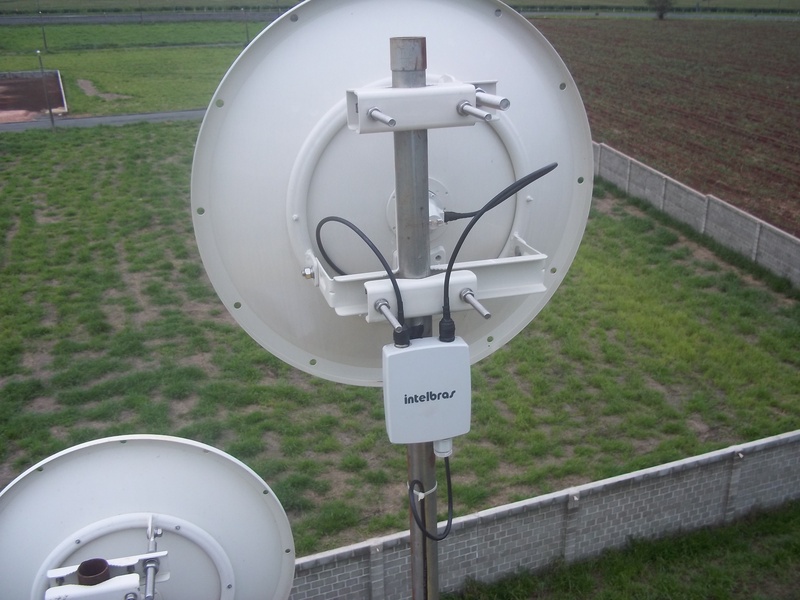 Dish de 30 UBNT fechando 15,3km de link com APC 5M da Intelbrás, throughput de 60Mbits agregado, tudo pronto pra trocar as antenas pra subir esse throughput!