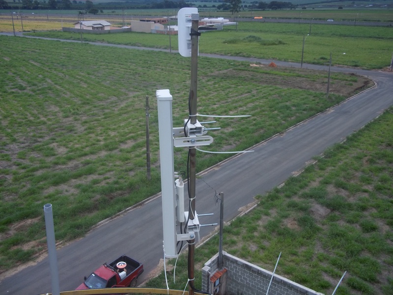 Basestation UBNT 21/120º + Rocket M5 para clientes, NanoStation Loco M5 para clientes.