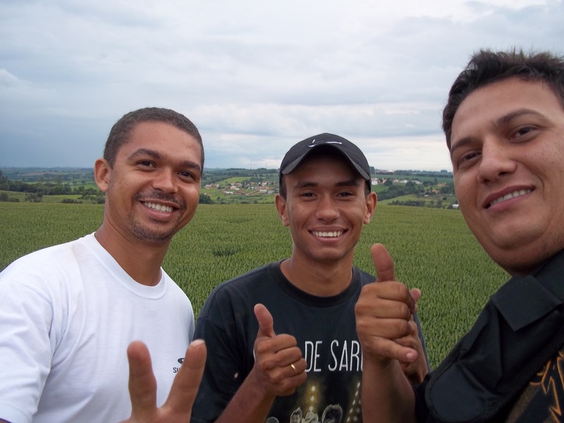 Da direita pra esquerda: Paulo Massa (Eu, gordo pa caraio..) Alex Lisboa (Funcionário) e DaHora (Sócio, detalhe pro dedo cotôco dele na foto)...rsrss