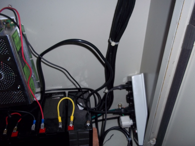 Patch Panel Volt, Fonte No-Break CCN 3AH, Fonte No-Break Volt 7AH, RB 450G para AP's, RB 450G para trânsito do Link nos APC 5M. (Detalhe focado no banco de baterias em série fazendo 24V.