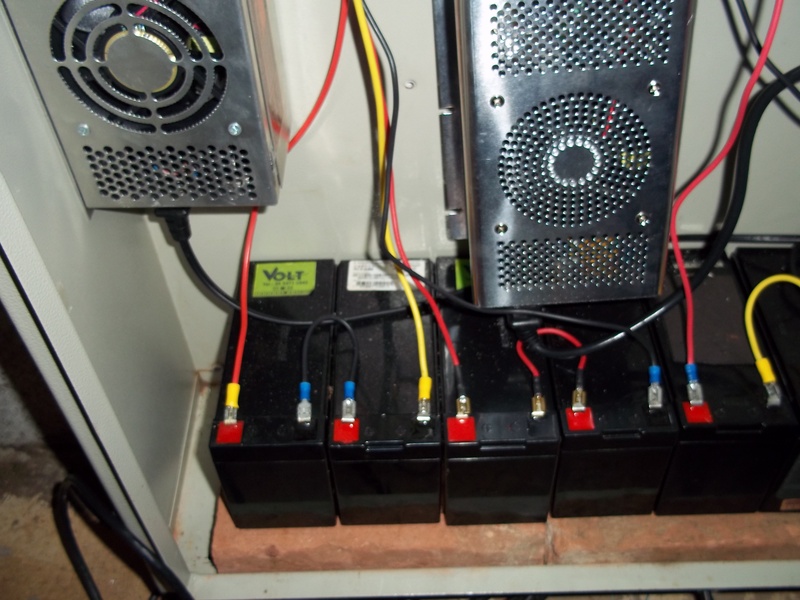 Patch Panel Volt, Fonte No-Break CCN 3AH, Fonte No-Break Volt 7AH, RB 450G para AP's, RB 450G para trânsito do Link nos APC 5M. (Detalhe focado no banco de baterias em série fazendo 24V.